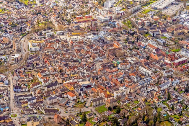 Die Stadt Lahr muss und will auf der e...er anderen  Seite ist Sparen angesagt.  | Foto: Martin Bildstein