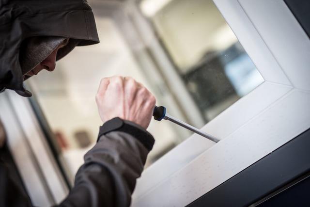 Einbrecher steigt am helllichten Tag in Wohnung in Titisee-Neustadt ein