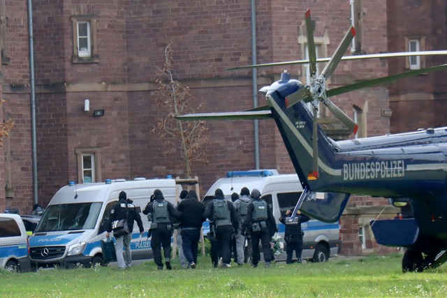 Verd&auml;chtige werden zum Ermittlungsrichter am Bundesgerichtshof gebracht.  | Foto: Rene Priebe/dpa