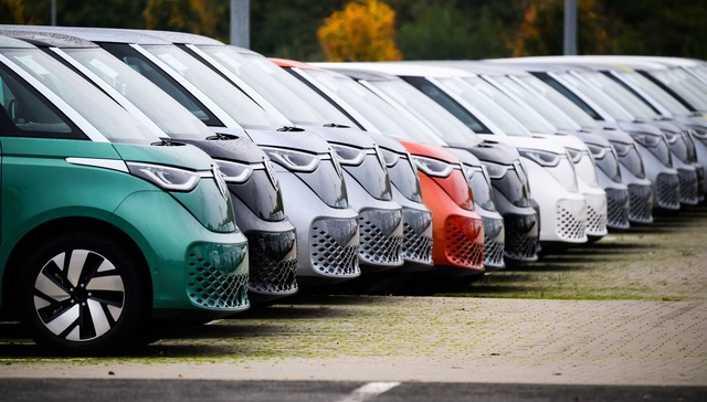 Die Nachfrage nach Elektroautos h&auml;lt sich weiter in Grenzen. (Archivfoto)  | Foto: Julian Stratenschulte/dpa