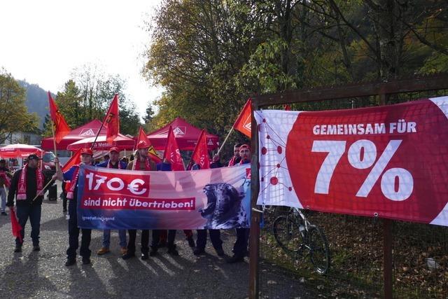 Mitarbeiter von Mahle in Zell beteiligen sich am  Warnstreik der IG Metall