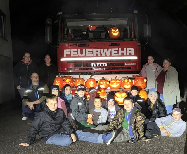 Die Jugendfeuerwehr Malsburg-Marzell s...Krbisse und brachte sie zum Leuchten.  | Foto: Sven Schulz