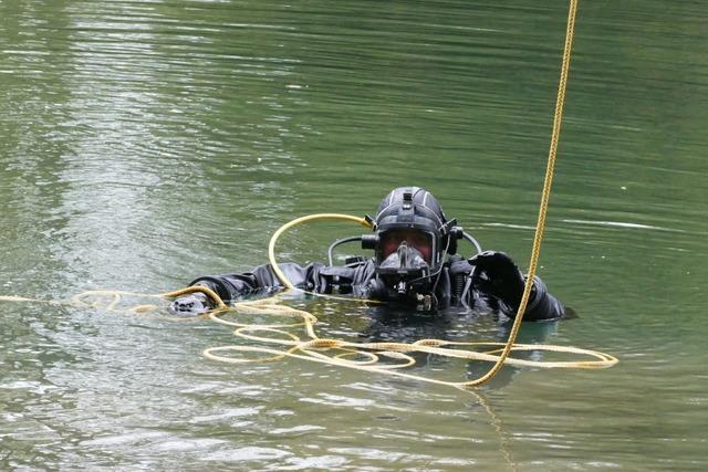 Wasserschutzpolizei sucht in der Mhlin bei Breisach nach Diebesgut und findet eine Waffe