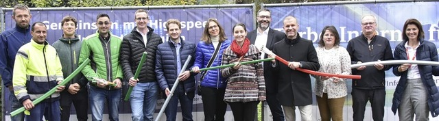 Landrat Christian Ante (Vierter von re...riums beim Spatenstich im Glottertal.   | Foto: Benedikt Sommer