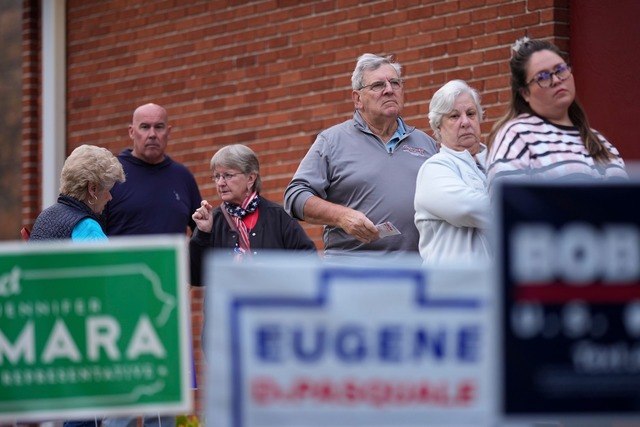 An einigen Wahllokalen war der Andrang gleich gro&szlig;.  | Foto: Matt Slocum/AP/dpa