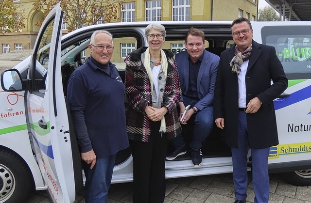 Hans-Peter Mller (von links), Niklas ...an Schmidle vor dem Murger Brgerbus.   | Foto: Gerd Leutenecker