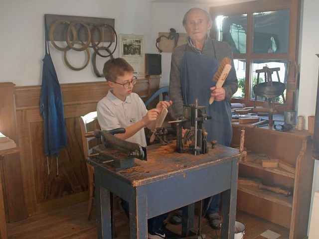 Werner Schmid bergibt nach 15 Jahren ...rstenmachers im Erzhlmuseum in Ibach  | Foto: Karin Stckl-Steinebrunner