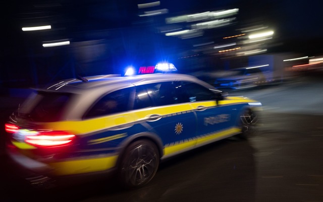 In Friedrichshafen hat die Polizei ein... gew&uuml;rgt haben soll. (Symbolbild)  | Foto: Marijan Murat/dpa