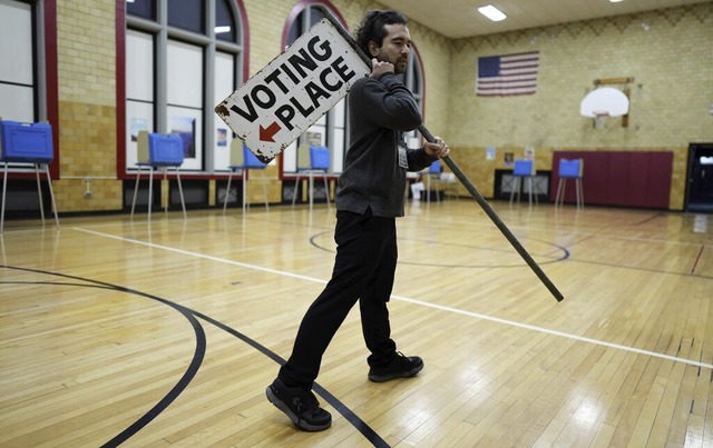 Entscheidend ist das Wahlergebnis in d...8211; hier ein Wahlhelfer in Dearborn.  | Foto: Charlie Neibergall (dpa)