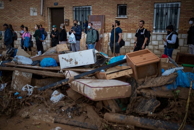 &Uuml;berall noch M&uuml;ll, M&ouml;bel - und auch Ratten. (Foto aktuell)  | Foto: Emilio Morenatti/AP/dpa