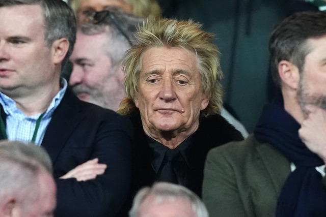 Rod Stewart war als prominenter Unterst&uuml;tzer von Glasgow im Stadion.  | Foto: Andrew Milligan/PA Wire/dpa