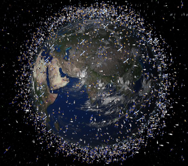 Um die Erde kreisen bereits zigtausend...iner aus Holz dazukommen. (Archivbild)  | Foto: ESA/dpa