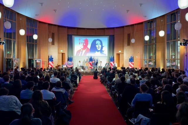 Fotos: Harris oder Trump? Election Night 2024 in Freiburg