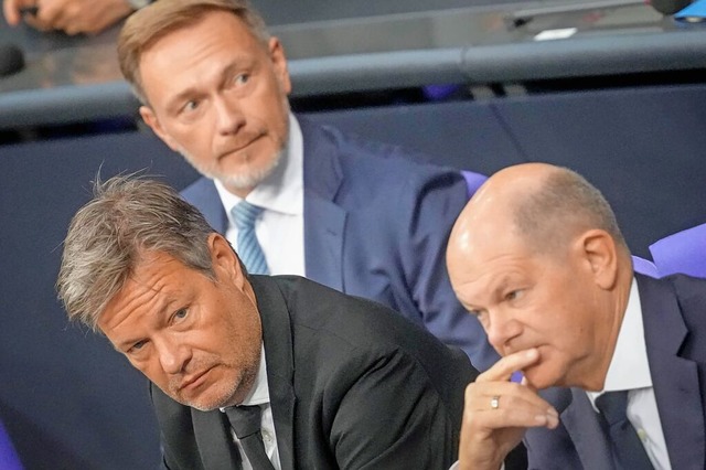 Habeck, Lindner, Scholz: Die Zukunft d... zwei Ministern und dem Bundeskanzler.  | Foto: Kay Nietfeld (dpa)