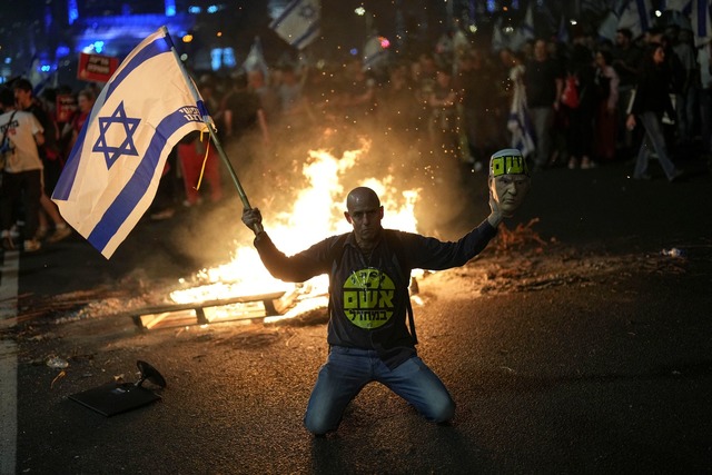 Zahreiche Menschen in Israel gingen na...sminister Galant auf die Stra&szlig;e.  | Foto: Francisco Seco/AP