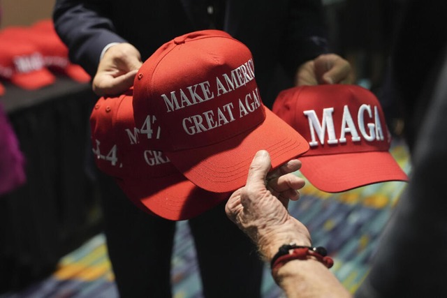 &quot;Make America Great Again&quot; -...slogan knnte auch 2024 funktionieren.  | Foto: Lynne Sladky (dpa)