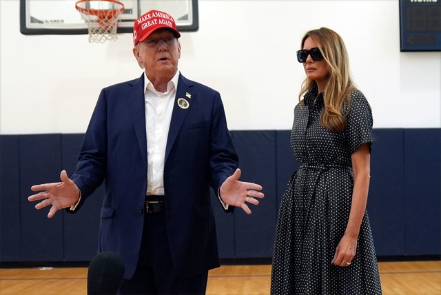 Trump mit seiner Ehefrau Melania am Wahltag.  | Foto: Evan Vucci/AP