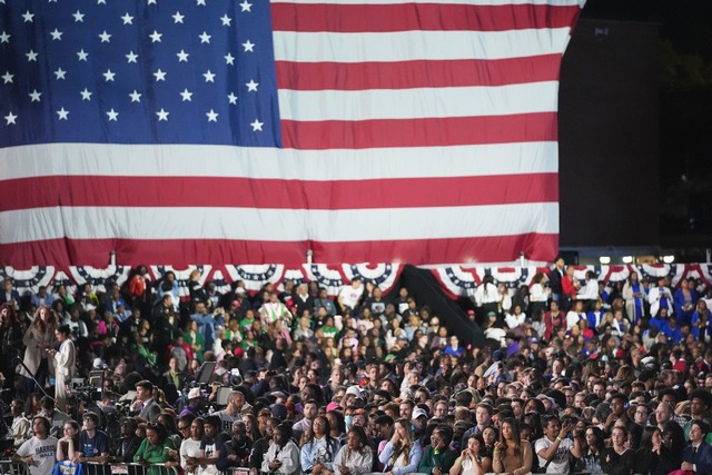 In der Hauptstadt Washington steigt ei...er Ausgang der Wahl ist noch ungewiss.  | Foto: Stephanie Scarbrough/AP/dpa