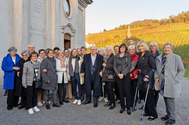 Herzliches Treffen von Hubert Burda un...gerin vor der neuen Kapelle St. Peter.  | Foto: Hubert Burda Media