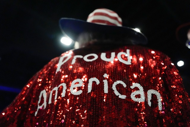 "Proud American" - ein Unterst&uuml;tz...Trump bei dessen Wahlparty in Florida.  | Foto: Julia Demaree Nikhinson/AP/dpa