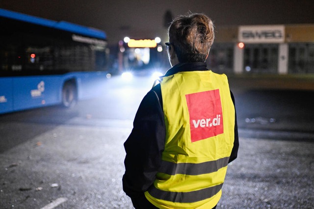 Eine Streikende steht bei einem Warnst...nde der SWEG im nordbadischen Wiesloch  | Foto: dpa