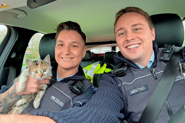 Die beiden Mitglieder der Autobahnpolizei und die gerettete Katze  | Foto: Polizei