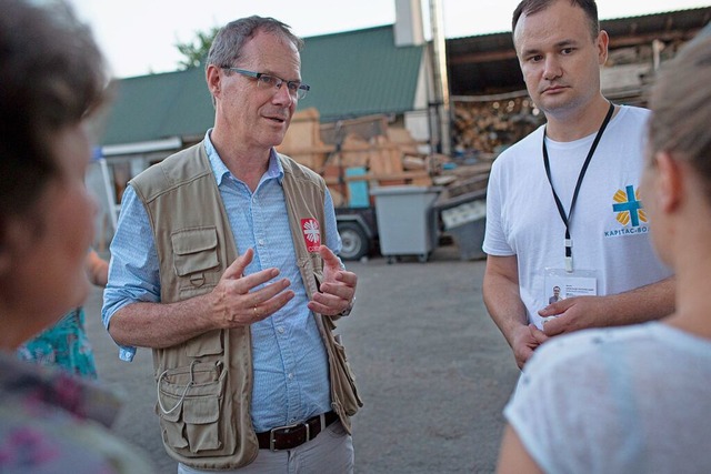 Oliver Mller im Gesprch mit Begnsti...iner Transitunterkunft in Novovolynsk.  | Foto: Philipp Spalek/Caritas international