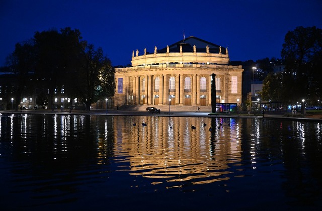 Das Opernhaus in Stuttgart muss dringe... dauern und teurer werden als gedacht.  | Foto: Bernd Wei&szlig;brod/dpa