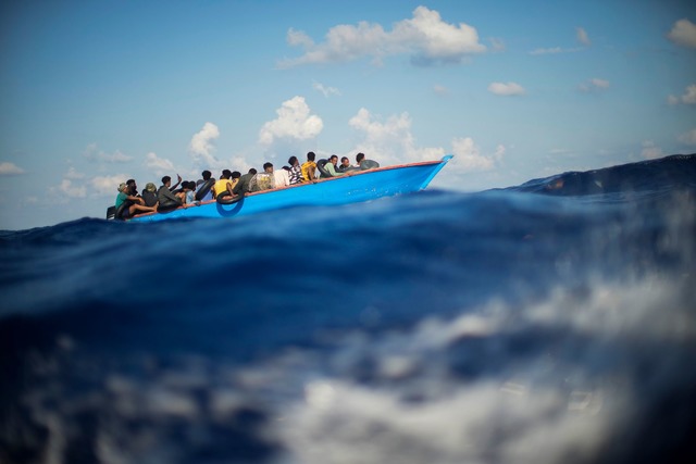 Bootsmigranten sollen k&uuml;nftig direkt an den EU-Au&szlig;engrenzen.  | Foto: Francisco Seco/AP/dpa