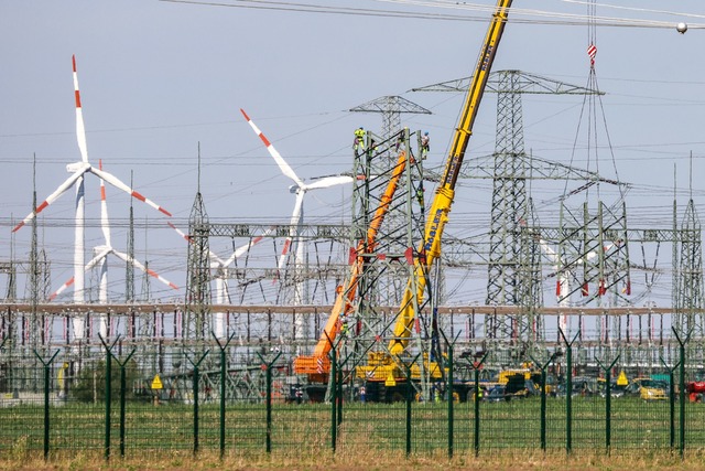 Zur kritischen Infrastruktur z&auml;hl...rsorger und Stromtrassen. (Archivfoto)  | Foto: Jan Woitas/dpa