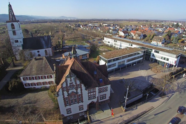 Im kommenden Jahr zieht ein neuer Chef... neuen Gebude (rechts im Bild) haben.  | Foto: Michael Saurer