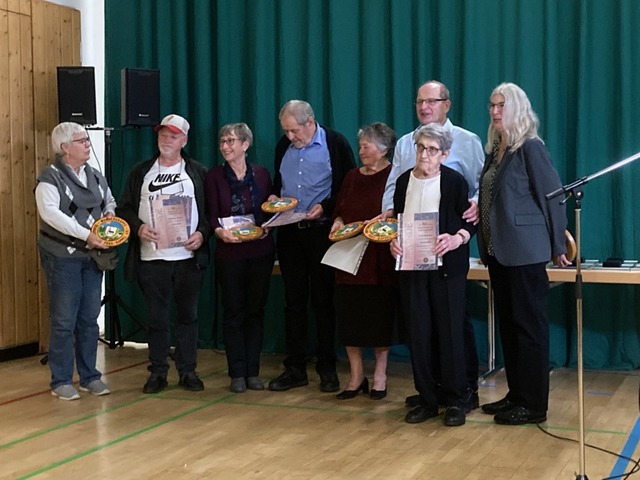 Geehrt wurden unter anderem (von links... Monika Barhofer sowie Manfred Andris.  | Foto: Wandergruppe Schauinsland Freiburg-Kappel