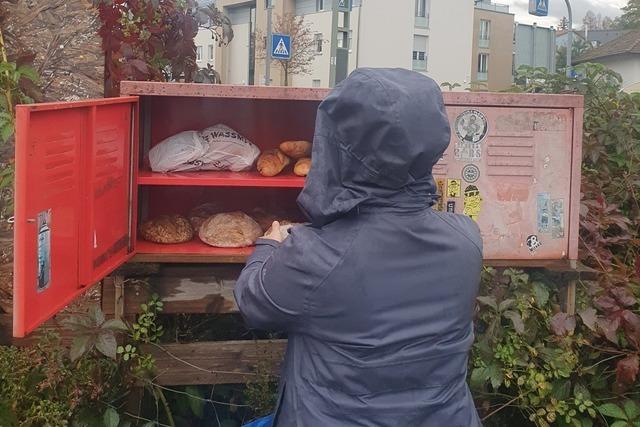 Im Dreisamtal gehren Lebensmittelksten mit Essensspenden mittlerweile zum Alltag