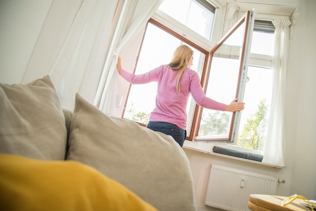 Fenster weit auf, dabei die Heizung ru...l zu verhindern und Energie zu sparen.  | Foto: Christin Klose (dpa)