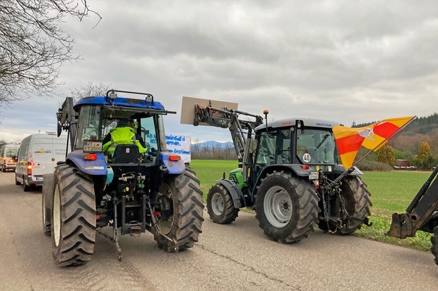 Rast nach der ersten Runde: Traktoren ...f der Strae nach Wallbach eine Pause.  | Foto: Annemarie Rsch