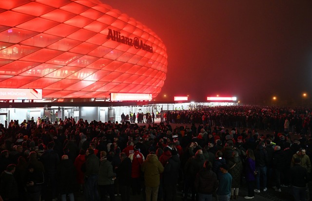 Fans str&ouml;men zur Allianz Arena. U...;hrten zu einen sp&auml;teren Anpfiff.  | Foto: Sven Hoppe/dpa