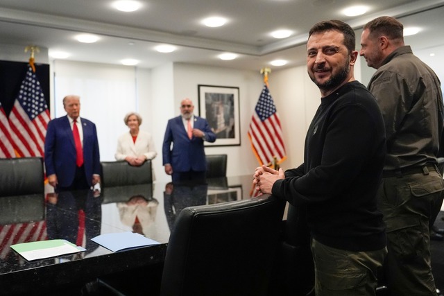 Selenskyj geh&ouml;rte zu Trumps fr&uu...Gratulanten am Wahlabend. (Archivbild)  | Foto: Julia Demaree Nikhinson/AP/dpa