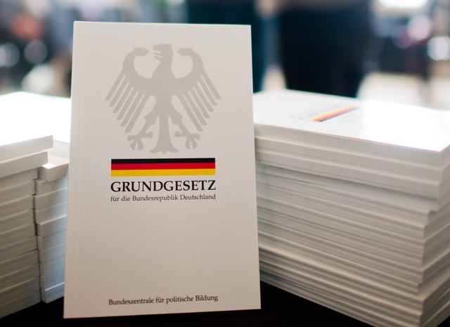 Das Grundgesetz regelt den Weg zu einer Neuwahl.  | Foto: Julian Stratenschulte/dpa