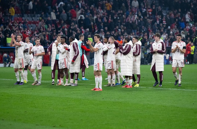 Die Bayern-Profis feierten ihren wichtigen Sieg nur verhalten vor ihren Fans.  | Foto: Sven Hoppe/dpa