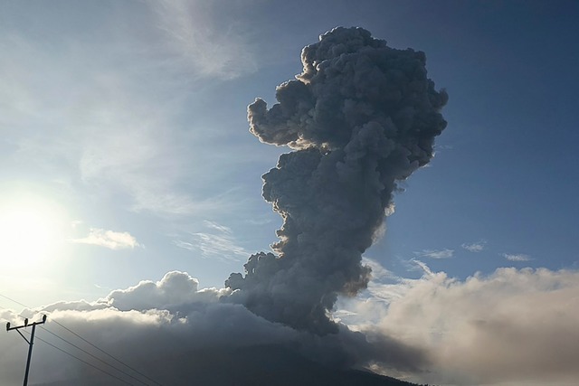 Die j&uuml;ngste Asches&auml;ule war mehrere Kilometer hoch.  | Foto: Uncredited/AP/dpa