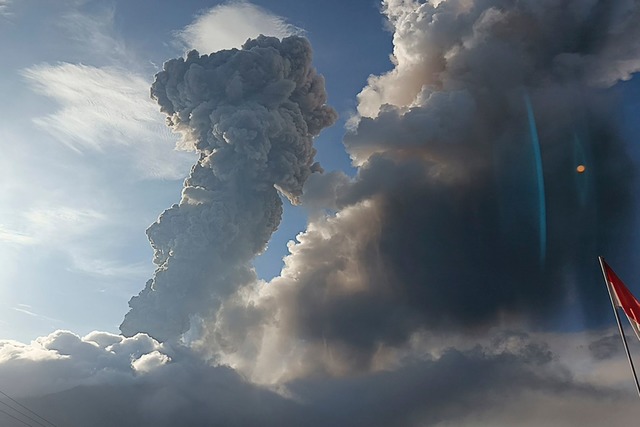 Aus dem Inneren des Berges war Bericht...olge ein lautes Grollen zu h&ouml;ren.  | Foto: Uncredited/AP/dpa