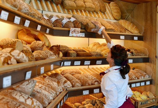 Wer reicht die Sonntagsbrtchen ber d...mangelt an Bckereifachverkuferinnen.  | Foto: Jens Kalaene (dpa)