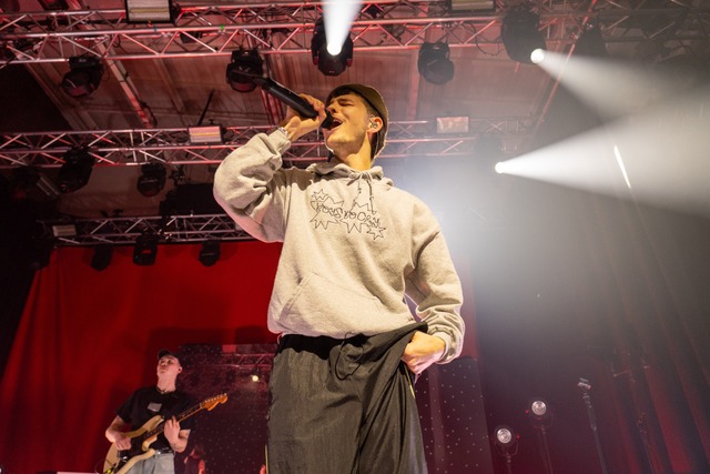 Antonius produziert die Songs, performt aber auch auf der Bhne.  | Foto: Philipp Kupfer