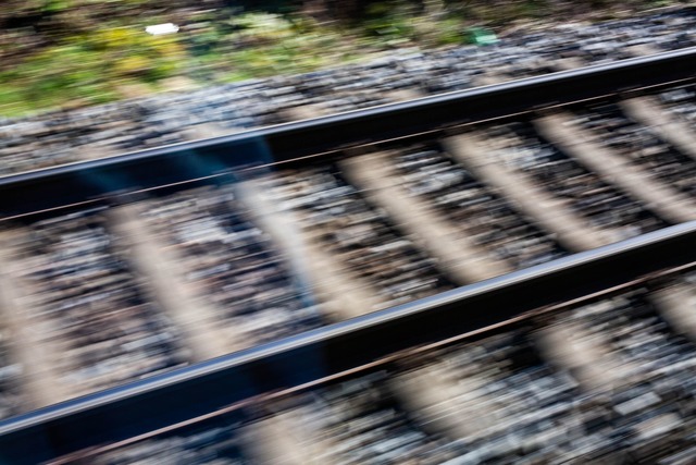 Ein Autofahrer ist auf Bahngleisen gel...d Bremse verwechselt hat. (Symbolbild)  | Foto: Philipp von Ditfurth/dpa