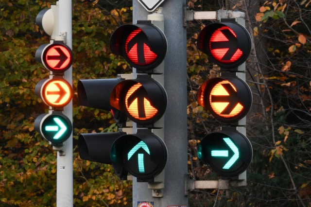 Die Bundesregierung liegt in Trmmern....en reichen bis nach Baden-Wrttemberg.  | Foto: Bernd Weibrod (dpa)