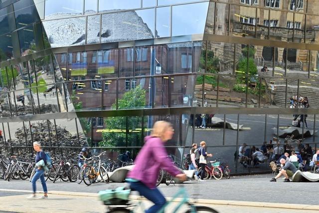 Die Polizei sucht einen Radfahrer, der in Freiburg in einen Unfall verwickelt war