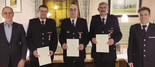 St. Peters Bürgermeister Rudolf Schule...für 40 aktive Dienstjahre (von links).  | Foto: privat
