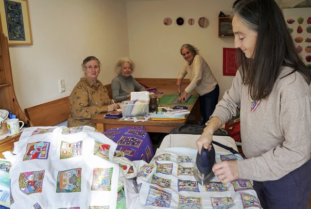 Frauen in Afghanistan sticken bunte Mo..., gebgelt und anschlieend verkauft.   | Foto: Annkatrin Schultze