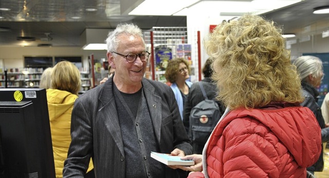 Thommie Bayer hatte einige seiner Werke zu signieren.   | Foto: Ralph Fautz