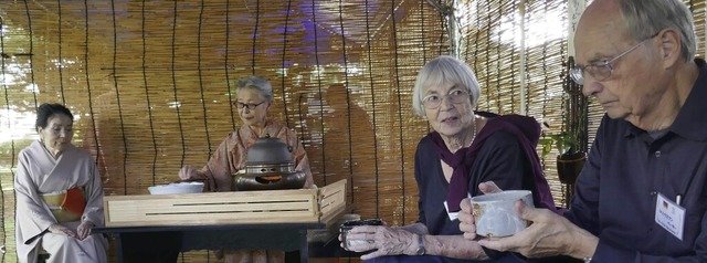 Regine und Peter Haumann (rechts) nehmen an einer Teezeremonie in Nagai teil.   | Foto: privat